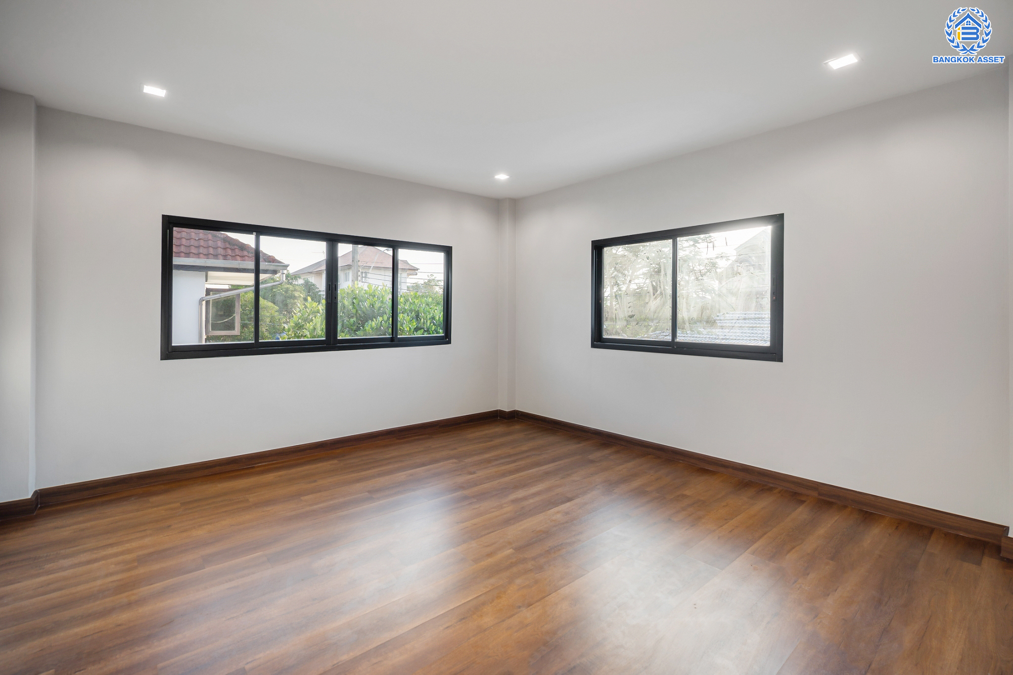 บ้านมือสองตกแต่งใหม่ ม.กฤษดานคร20 ปิ่นเกล้า-ติดถนนบรมราชชนนี เนื้อที่ 92.7 ตร.ว. บ้านเดี่ยวหลังใหญ่ ตกแต่งสุดหรูดีไซน์ยุโรป พร้อมฟังก์ชัน 3 ห้องนอน 4 ห้องน้ำ 1 ห้องอเนกประสงค์ 1 ห้องแม่บ้าน จอดรถได้ 4 คัน บนทำเลเชื่อมต่อเมืองอย่างรวดเร็ว ใกล้ทางคู่ขนานลอยฟ้าบรมราชชนนี ทางด่วน "กาญจนาภิเษก" ม.มหิดล และเซ็นทรัลปิ่นเกล้า